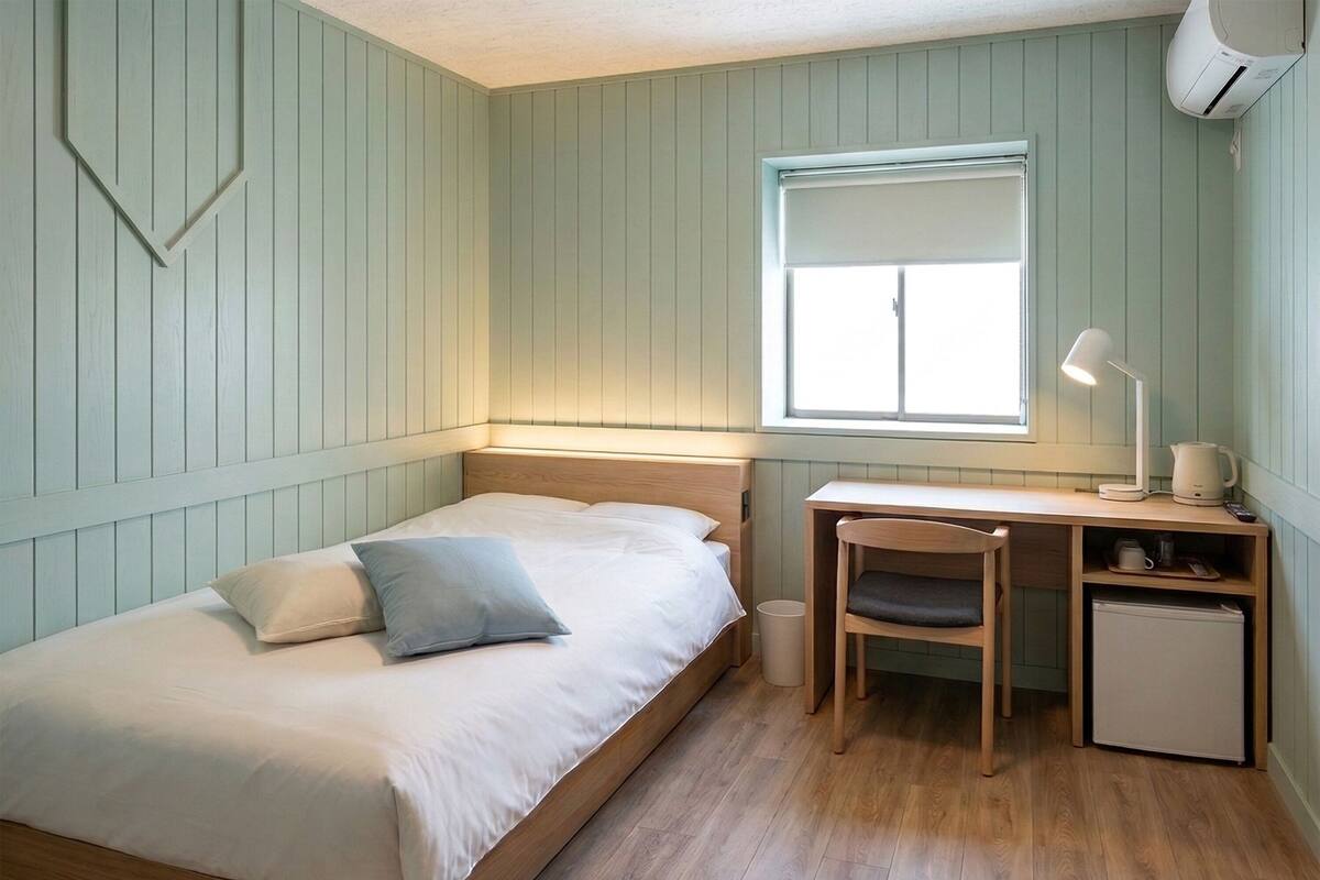 Economy Single Room with Shared Bathroom | WiFi (free), individually decorated, individually furnished, bed sheets