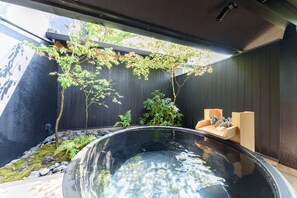 Camera Tradizionale, bagno privato (Japanese Style,Half OpenAirBath(SUMI)) | Bagno | Set di cortesia gratuito, asciugacapelli, pantofole, asciugamani