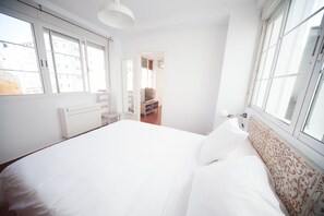 2 chambres, bureau, fer et planche à repasser, lit parapluie