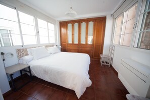 2 bedrooms, desk, iron/ironing board, free WiFi