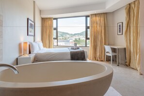 2 عدّة غرف نوم وأغطية فراش متميزة ومكتب  ومكواة/لوح كي