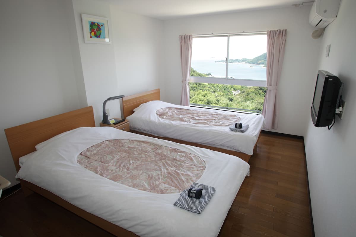 Habitación estándar con 2 camas individuales | Tabla de planchar con plancha, wifi gratis y ropa de cama