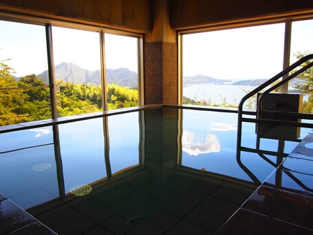 Indoor spa tub