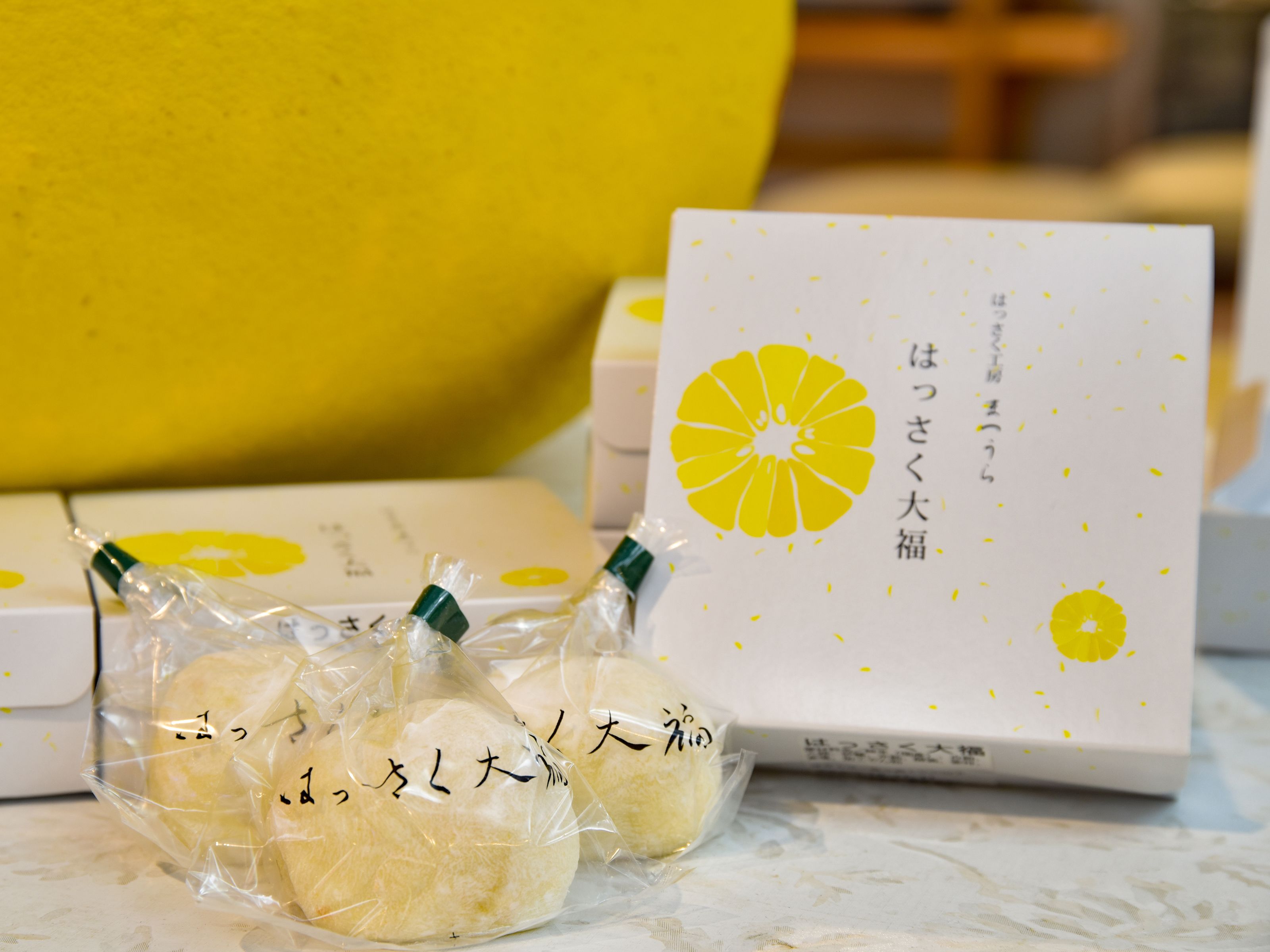 A table with packaged food items and a card with Japanese text.