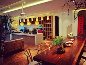 Lobby sitting area - Taihu Baopu LingXia Inn (Suzhou)
