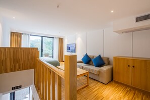 微云别院复式套房 | 办公桌、遮光窗帘、免费 WiFi