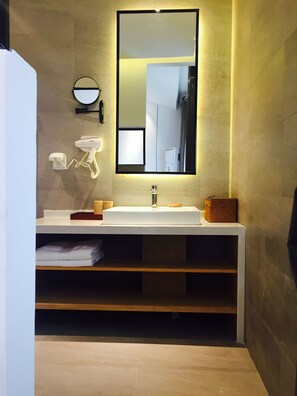 Twin Room, Balcony, Mountain View | Bathroom | Shower, free toiletries, hair dryer, slippers - Taihu Baopu LingXia Inn (Suzhou)