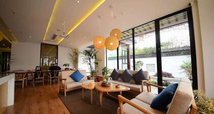 Taihu Baopu LingXia Inn