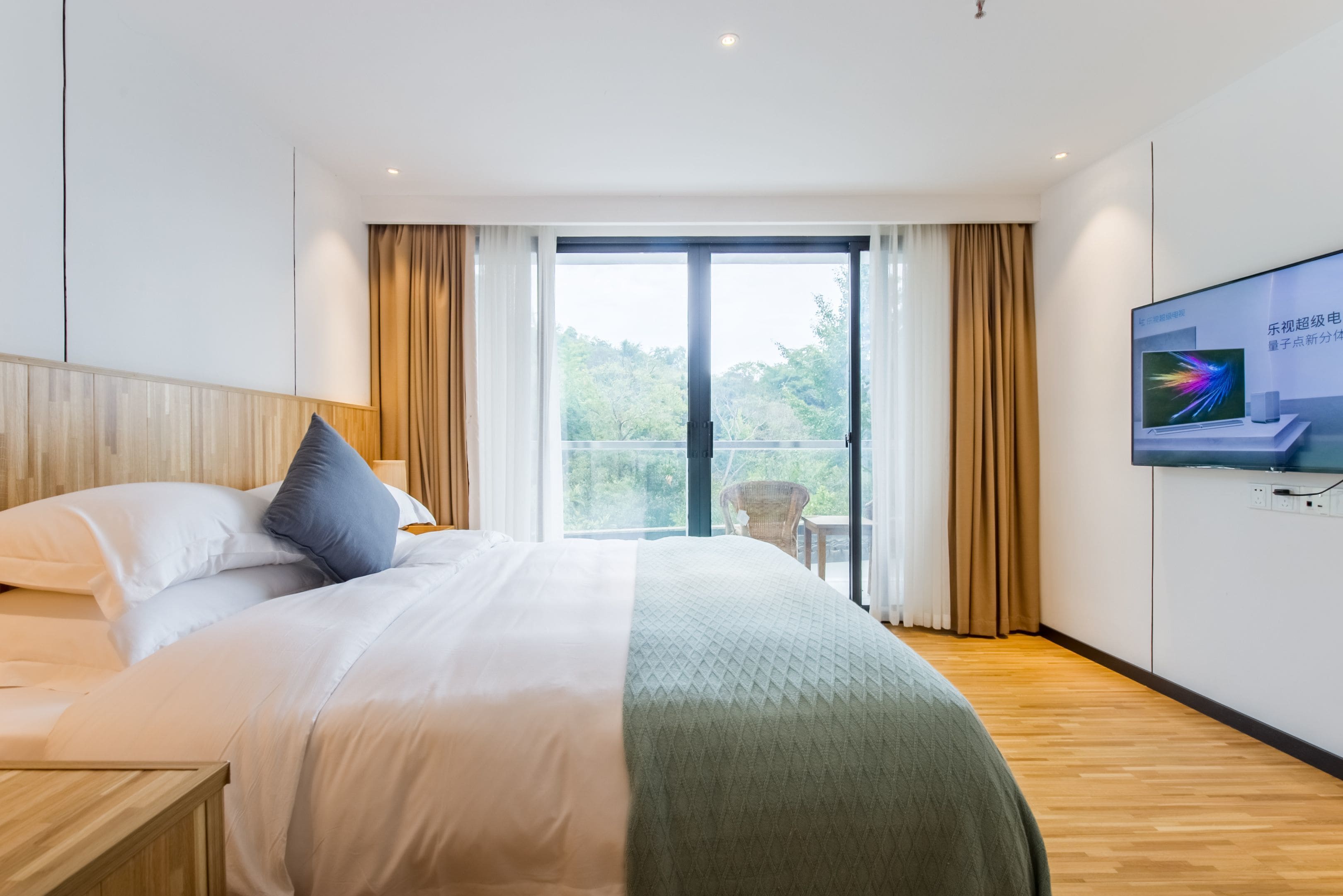 Design Suite | Desk, blackout drapes, free WiFi