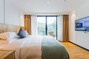 Design Suite | Desk, blackout drapes, free WiFi