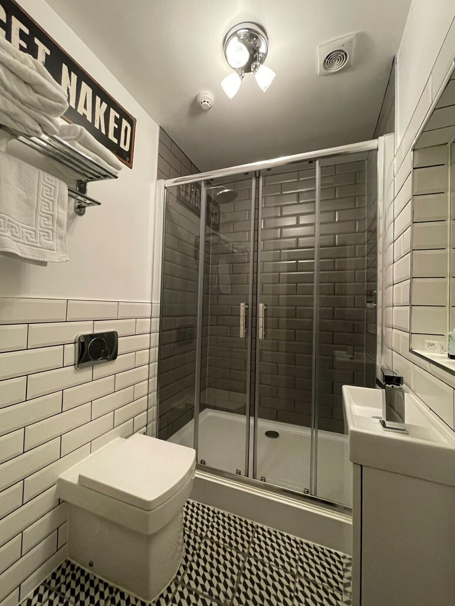 Deluxe Room | Bathroom | Shower, free toiletries, hair dryer, towels