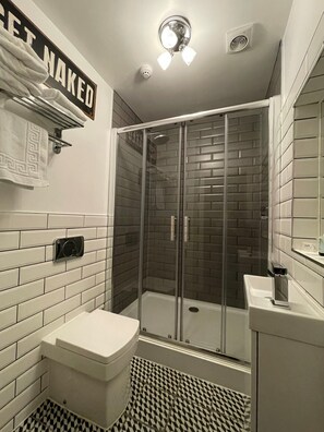 Deluxe Room | Bathroom | Shower, free toiletries, hair dryer, towels - The Townhouse Boutique Hotel (Barrow-in-Furness)