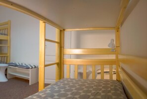 Bed in 8-bed Mixed Dormitory Room  | Iron/ironing board - Lowcoaster - Hostel (Odesa)