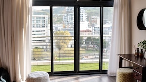 Exclusive-Suite, 1 Schlafzimmer, Balkon, Bergblick | Wohnbereich | Flachbildfernseher