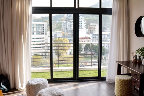 Exclusive Suite, 1 Bedroom, Balcony, Mountain View | Living area