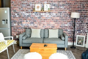 Exclusive Suite, 1 Bedroom, Balcony, Mountain View | Living room