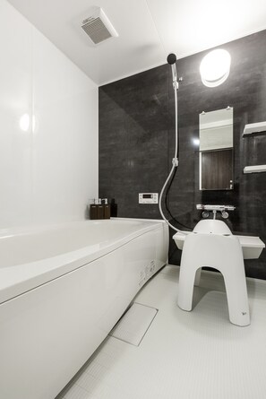 Chambre (RAIJIN) | Salle de bain | Baignoire et douche séparées, articles de toilette (gratuits)