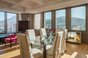 Presidential-Apartment, 3 Schlafzimmer, Balkon, Bergblick | Wohnzimmer | Flachbildfernseher