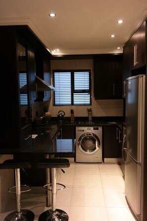 Classic-huoneisto, 1 keskisuuri parisänky | Yksityinen keittiö | Jääkaappi, mikroaaltouuni, uuni, liesi