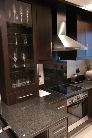 Classic-huoneisto, 1 keskisuuri parisänky | Yksityinen keittiö | Jääkaappi, mikroaaltouuni, uuni, liesi