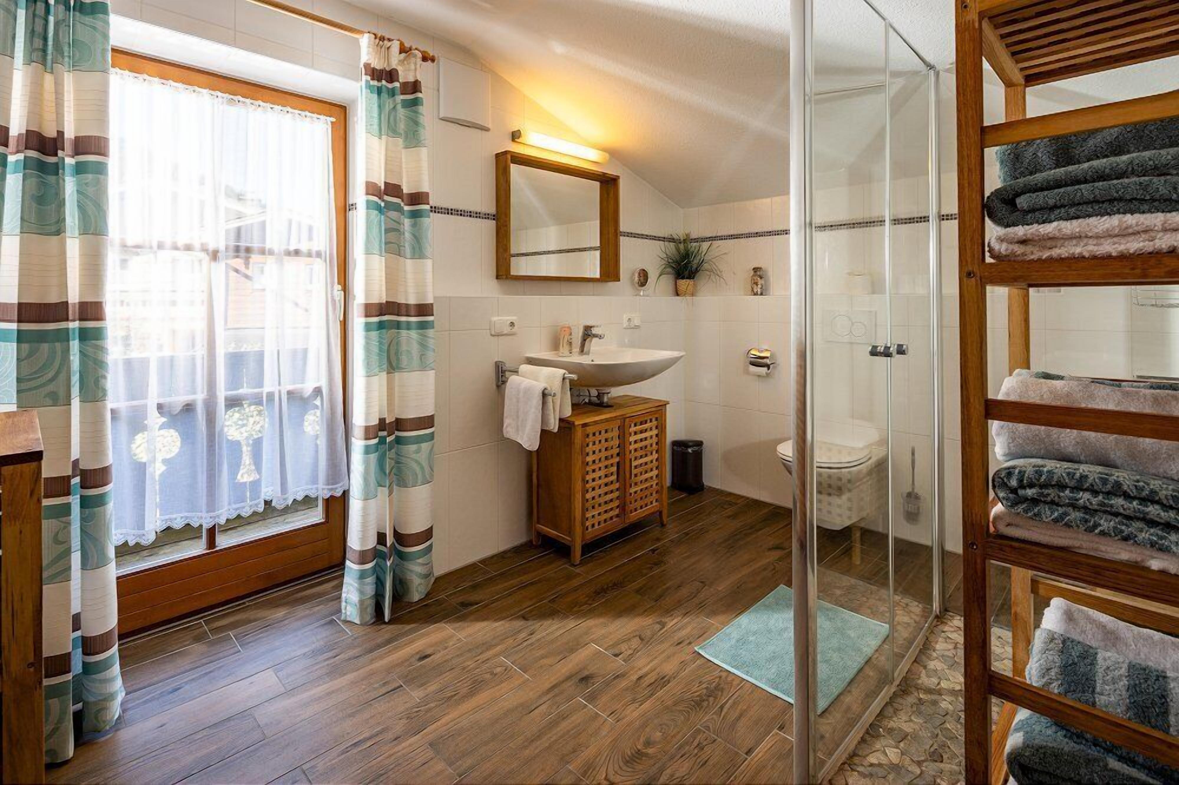 Badewanne, Haartrockner, Handtücher