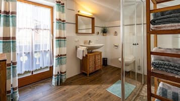 Badewanne, Haartrockner, Handtücher
