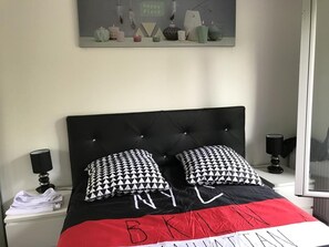 Fer et planche à repasser, Wi-Fi gratuit, draps fournis