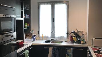 Refrigerador con freezer, microondas, horno, placa de cocina
