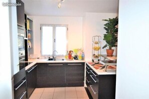 Full-sized fridge, microwave, oven, stovetop
