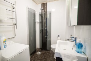 Appartement supérieur, 2 chambres, non-fumeur | Salle de bain | Douche, séchoir à cheveux, serviettes fournies