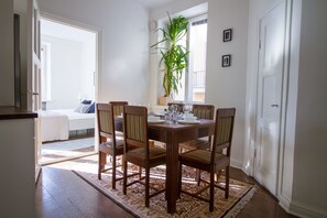 Apartamento superior, 2 habitaciones, no fumadores | Servicio de comidas en la habitación