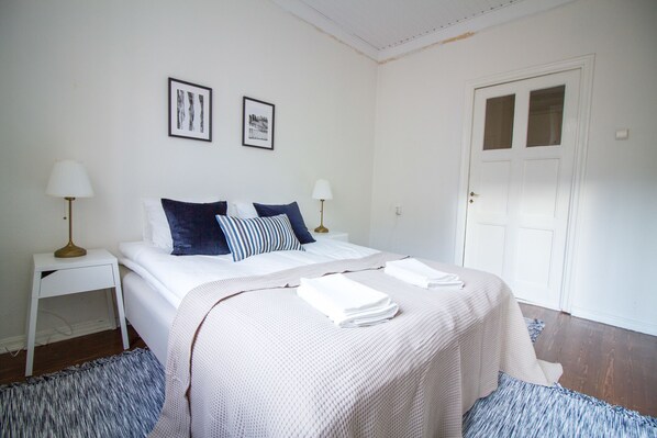 Leilighet – superior, 2 soverom, ikke-røyk | 2 soverom, skrivebord for bærbar PC, lydisolert og strykejern/-brett