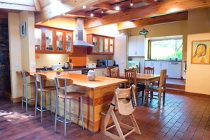 Familie huis, 3 slaapkamers, uitzicht op park, tuin | Privékeuken | Een koelkast, een magnetron, een oven, een kookplaat