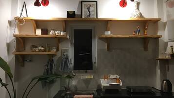 Studio | Bếp nhỏ riêng | Tủ lạnh, lò vi sóng, bếp nấu, ấm điện