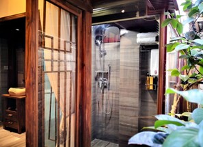 Shower, free toiletries, hair dryer, bathrobes - Colorful Mountain Boutique Inn (Baoshan)