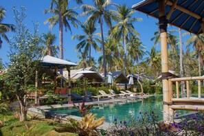 室外游泳池，日光浴躺椅