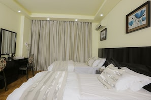 1 bedroom, premium bedding, in-room safe, desk