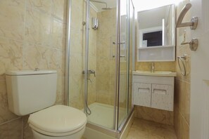 Shower, free toiletries, towels