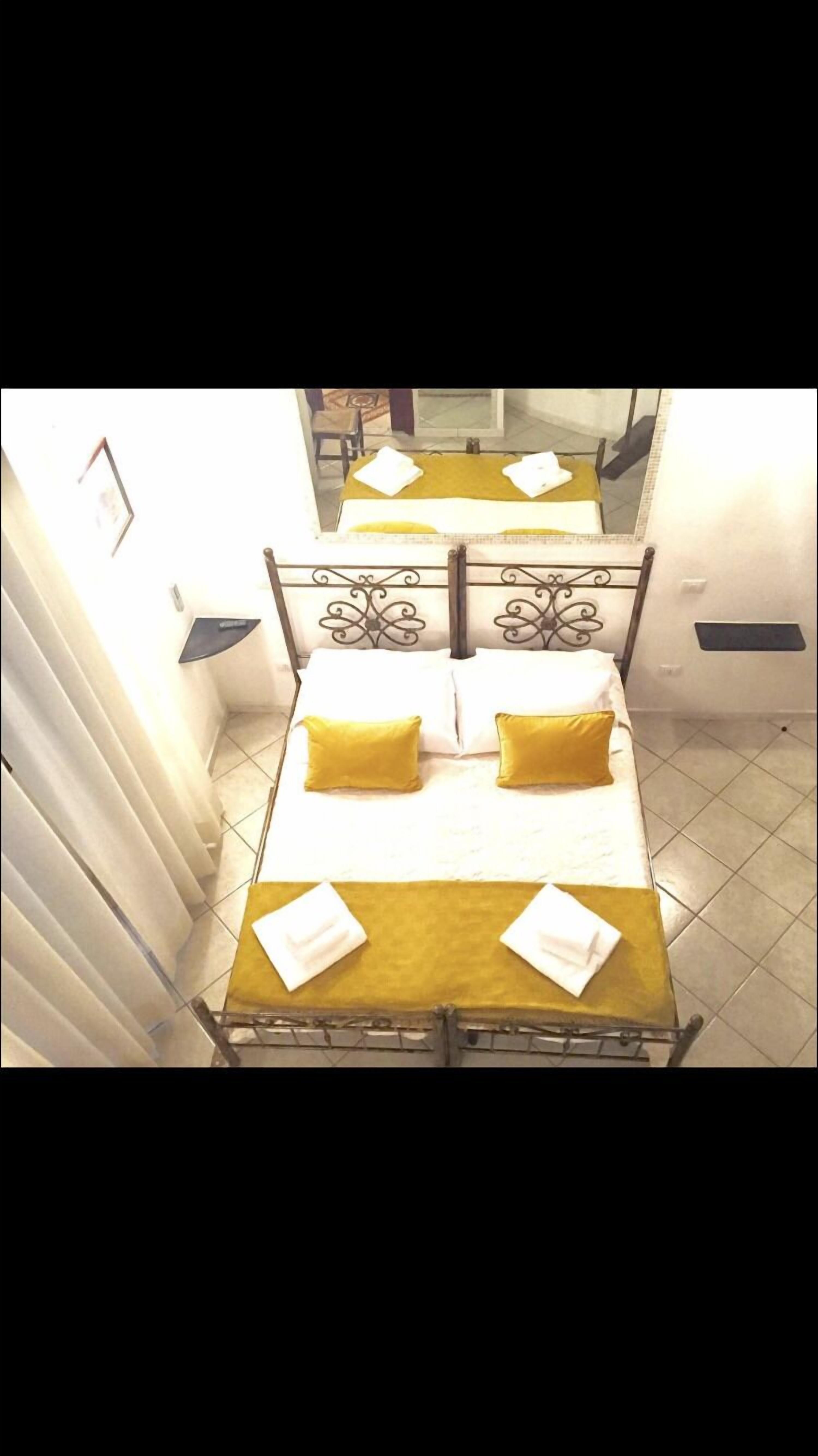 Habitación con 1 cama doble o 2 individuales, vistas al patio | Servicio de la habitación