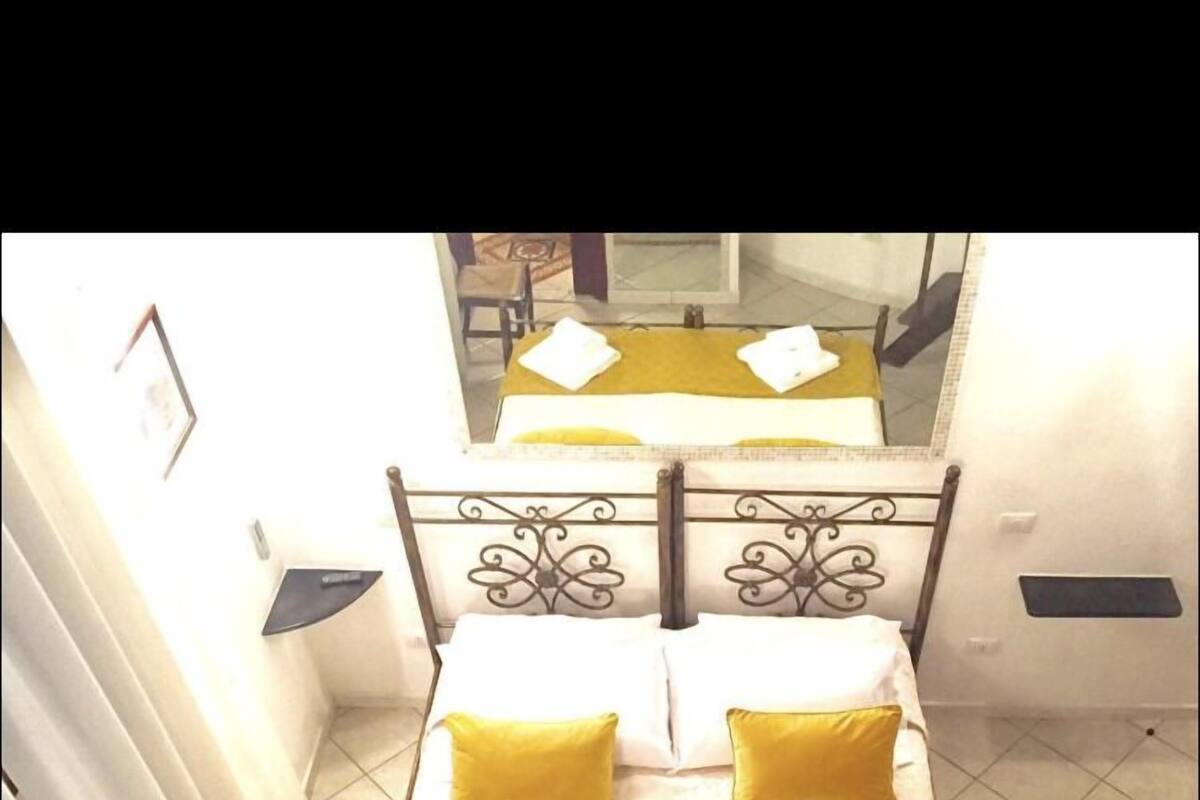 Habitación con 1 cama doble o 2 individuales, vistas al patio | Servicio de la habitación