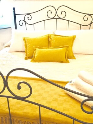 Habitación con 1 cama doble o 2 individuales, vistas al patio | Minibar, escritorio, cunas o camas infantiles (de pago)