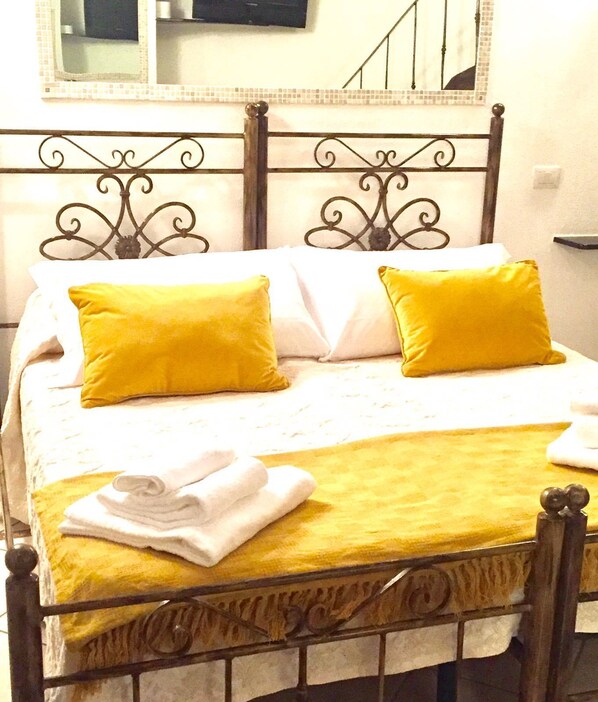 Habitación con 1 cama doble o 2 individuales, vistas al patio | Minibar, escritorio, cunas o camas infantiles (de pago)