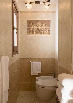 Ducha, artículos de higiene personal gratuitos, secador de pelo y bidé