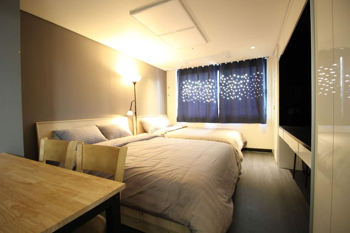 Familienzimmer, 2 Schlafzimmer | Schreibtisch, Bügeleisen/Bügelbrett, kostenloses WLAN