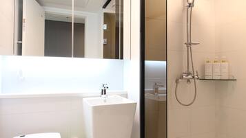 Shower, free toiletries, hair dryer, bidet