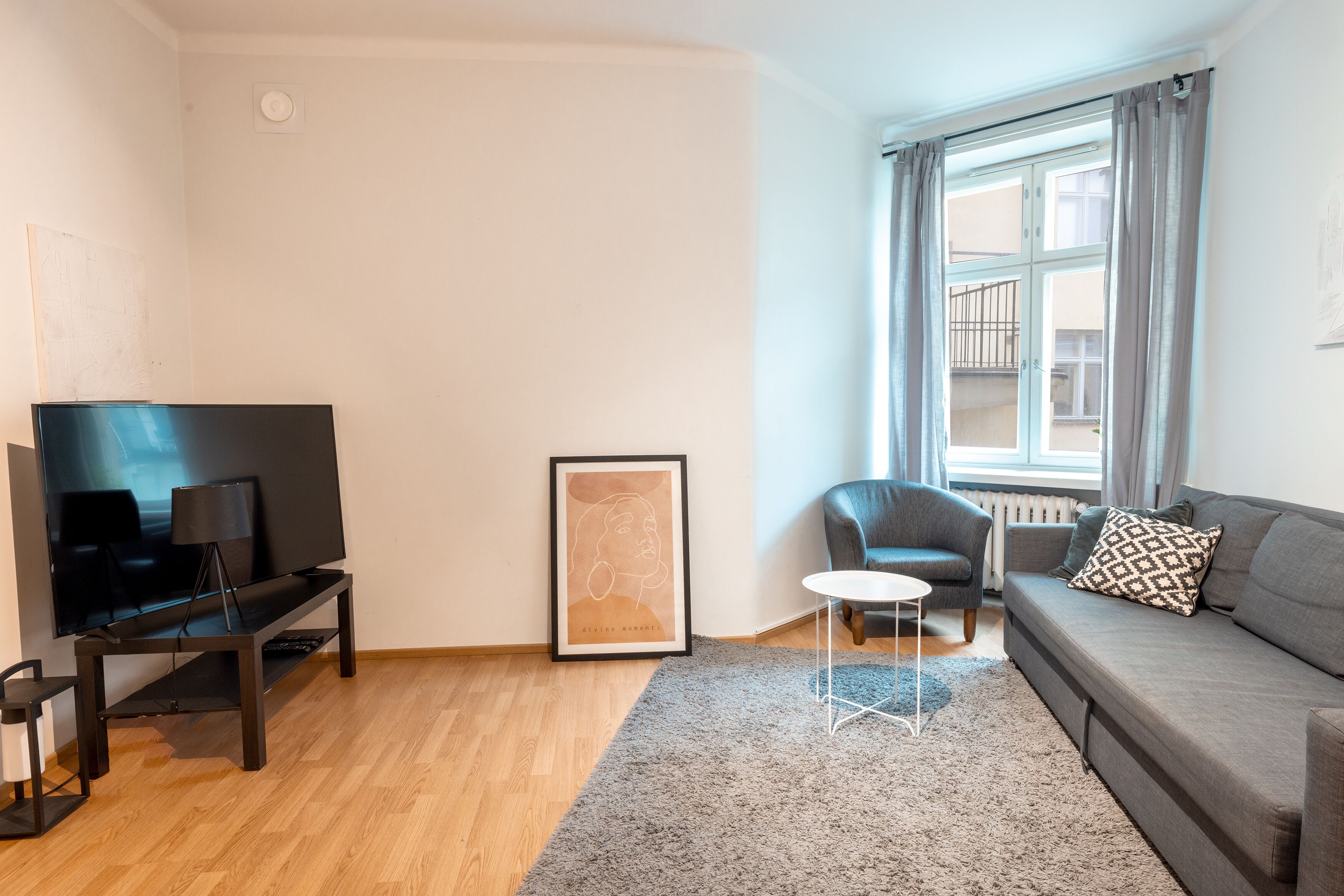 Superior Studio, 1 Queen Bed with Sofa bed, Non Smoking | Living area | Smart TV