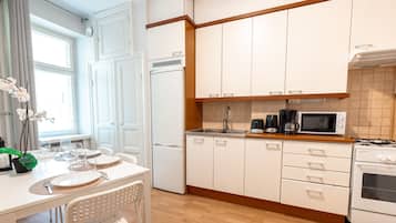Superior Studio, 1 Queen Bed with Sofa bed, Non Smoking | Private kitchen | Full-size fridge, microwave, oven, stovetop