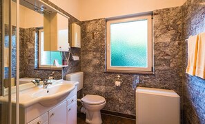 Shower, free toiletries, hair dryer, bathrobes - Wellnesshotel Legde (Legde/Quitzöbel)