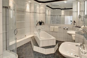 Ilmaiset hygieniatuotteet, hiustenkuivaaja, pyyhkeet