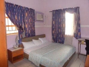 皇家客房 | 1 多间卧室、办公桌、床单